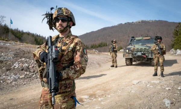 Italienische KFOR Soldaten Patrouille südlich des Kosovo