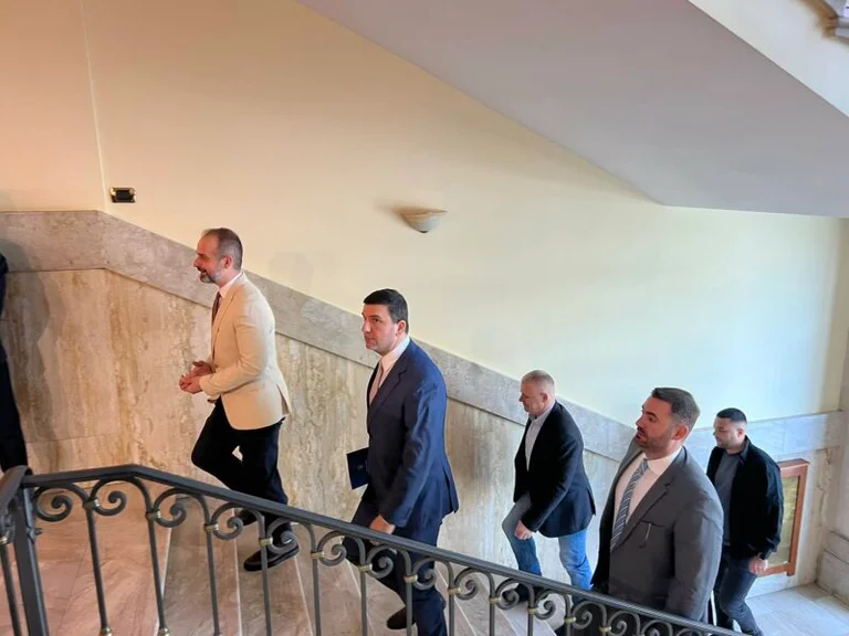 Memli Krasniqi Lumir Abdixhiku, Ramush Haradinaj kommen bei der Präsidentschaft zum Treffen mit Osman