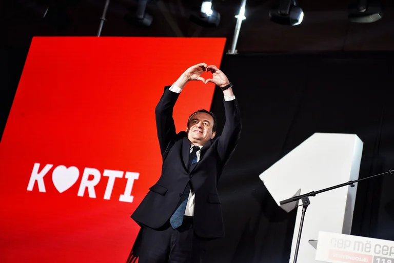 Kurt wird ein wenig an der Arbeit der Journalisten beteiligt: Wie viele Kampagnenversprechen erfüllt werden könnten