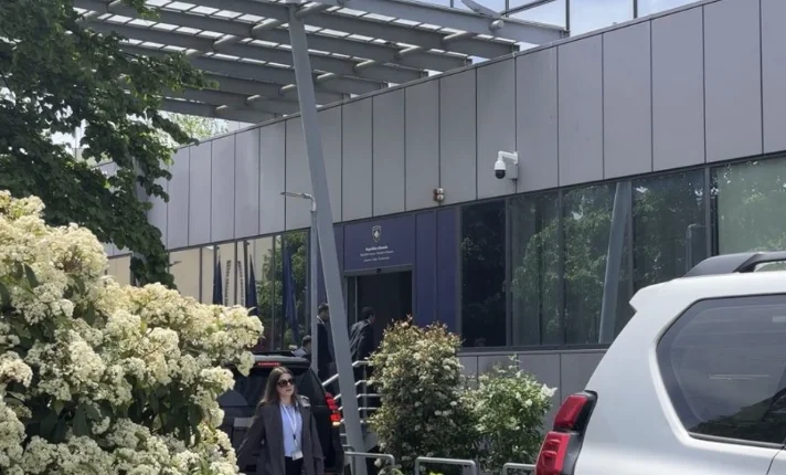 Kurt va au gouvernement peu avant de rencontrer Osman