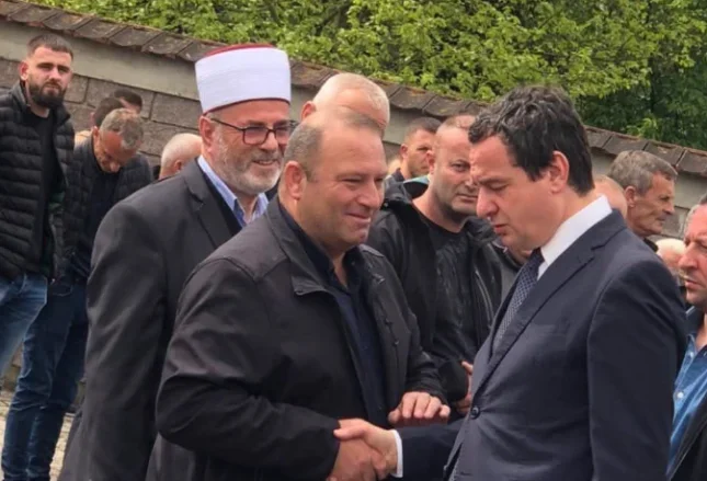 Der Gefangene kritisiert Kurt: Gestern hast du über hundert Märtyrer vergessen, ihre Mütter küssten deine Hand.