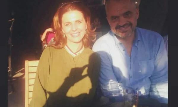Vlora Citaku félicite Edi Rama avec la photo frappant la main de Hashim Thaci