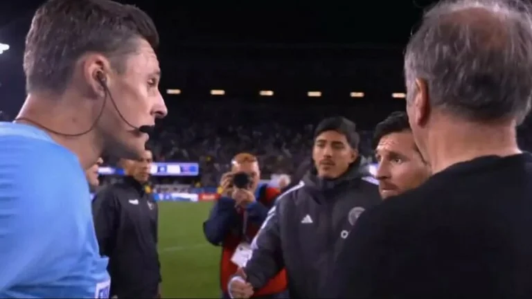 Messie kam nach dem Spiel in eine heftige Debatte mit dem Richter ein und das Coach-Mitarbeiter stoppte ihn.