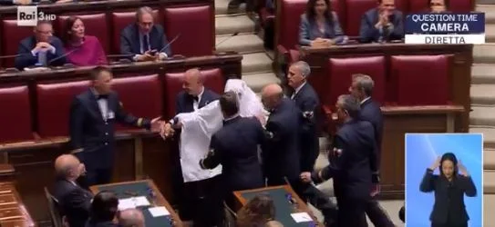 MP italiano vestido como fantasma