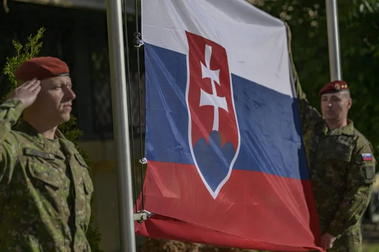 KFOR Wartende Zeremonie: Slowakei trägt Truppen zur Kosovo-Sicherheit bei