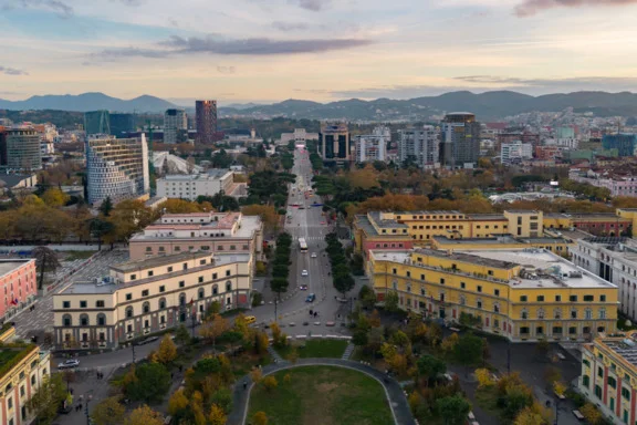Europaführer Land in Tirana: Polizeiplanmaßnahmen, hier sind Straßen und Gebiete, die blockiert sind