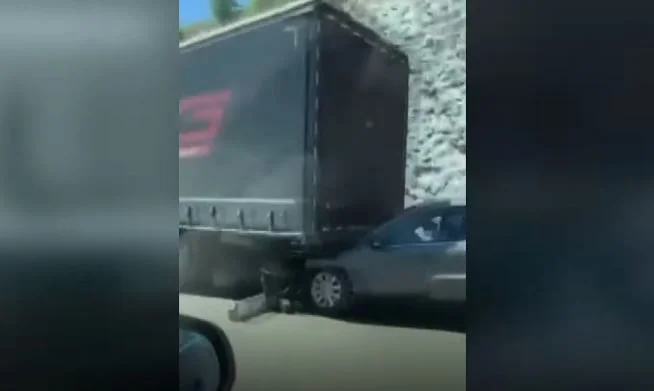 Schwere: Sie verliert ihr 33-jähriges Leben in einem Autounfall und LKW auf Ibrahim Rugova Highway