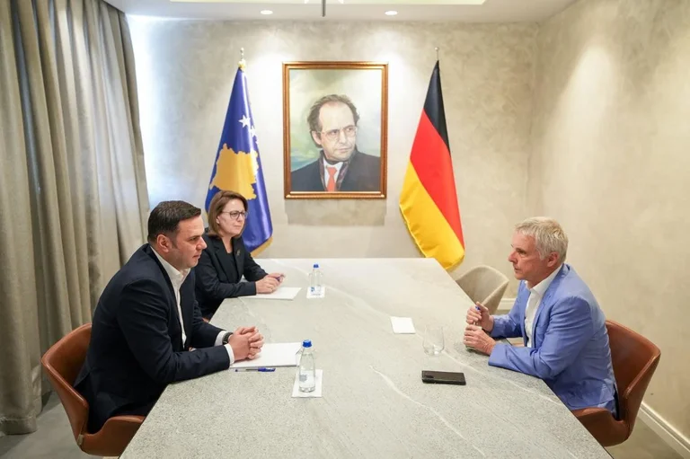 Abdixhiku accueille Rohden à la réunion, parler de la proposition LDK pour le gouvernement de transition
