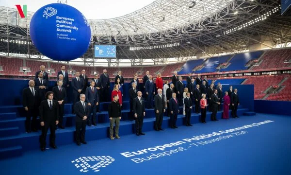 Osmani representa Kosovo en la cumbre de la Comunidad Política Europea en Tirana