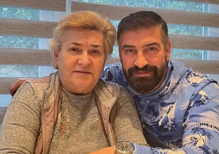 La madre del cantante, Meda, è divisa dalla vita