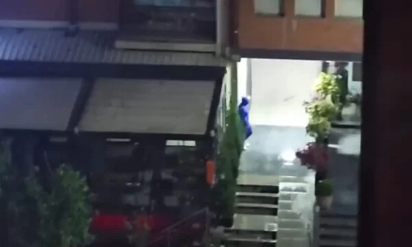 Pistola che spara sulla strada “B