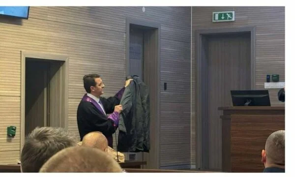 Urteil Weiters von Pantic, Lawnen und anderen zu versuchen, bringt die DA seine Jacke als Materialtest