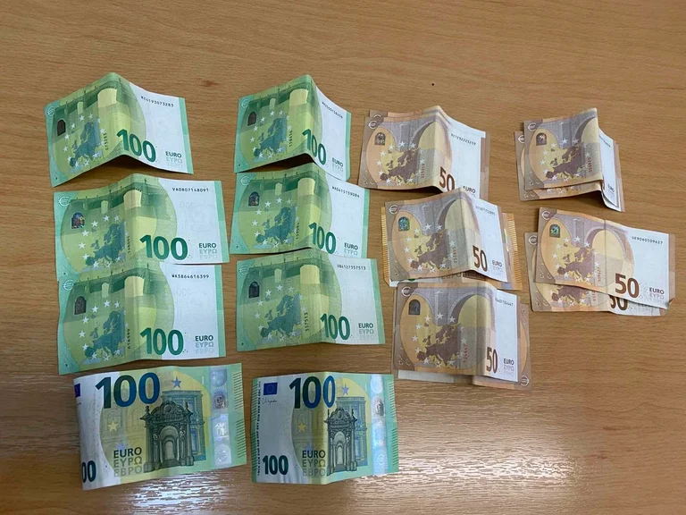 Guter Status: Bürger findet die Brieftasche bei 1300 Euro, übergibt sie an die Polizei.