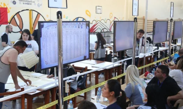 Contando dentro e fuori l'Albania SP circa 776 mila voti, DP assicura 504 mila voti