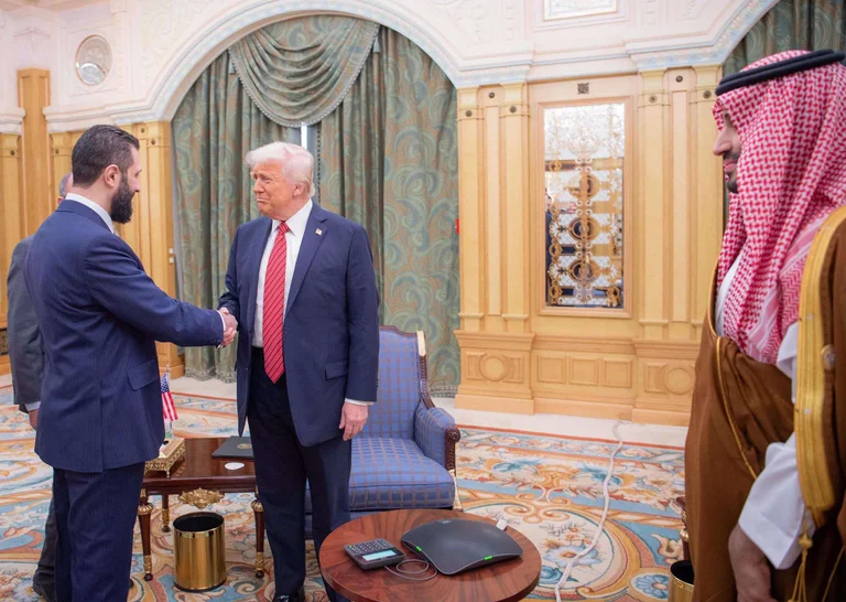 Trump esorta il presidente siriano a normalizzare le relazioni con Israele e ad espellere “terroristi stranieri