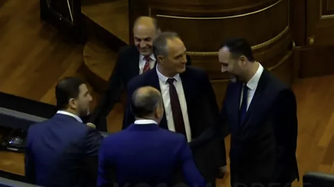 El PDK's Hoxha elogia a Konjufka: Él mostró que podría superar las creencias del partido