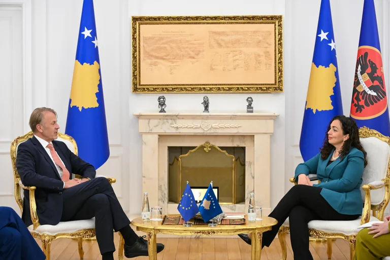 Osmani trifft sich mit dem EU-Bürochef in Kosovo: Ich habe das beratende Treffen von morgen mit politischen Parteiführern angekündigt