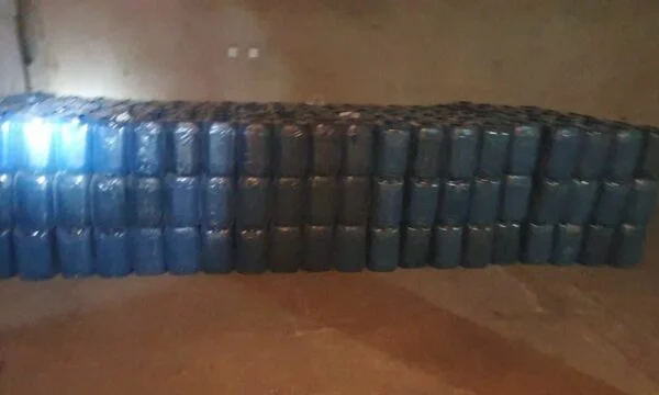 Kosovo Polizei Streik smuggling network? sequestem über 7 Tonnen Motoröle mit vermuteter Herkunft aus Iran