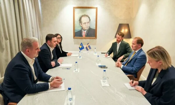 Abdixhiku espera que el embajador sueco se reúna, anunció sobre la propuesta de un Gobierno de Transición como una salida de la crisis