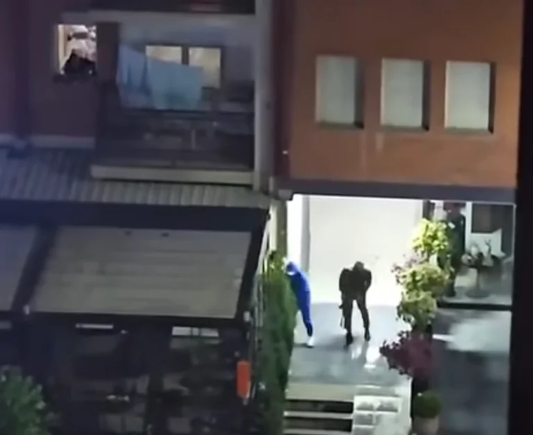 Vista dramática: El momento en que hablas estaño en la calle B