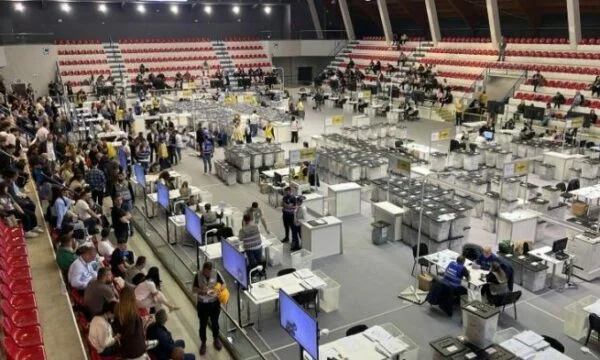 98% delle schede elettorali albanesi sono contati, SP assicura 82 mandati, DP declino rispetto al 2021