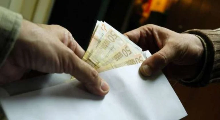 Forcé par une personne à retourner plus de 81 mille euros par dossier, la police arrête suspect à Prizren