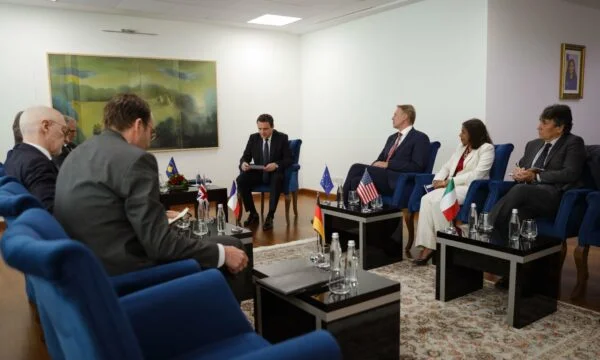 L'ambasciatore francese trova Kurti stesso invitato diplomatici a incontrarlo. Il tema era “il nuovo governo