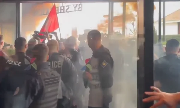 Sie Affen, Spannungen während der Veteranen protestieren gegen Trendafilova
