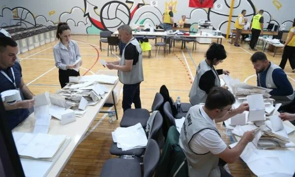 Le compte ferme dans 7 comtés albanais, suivi de 5 autres : Keiston SP