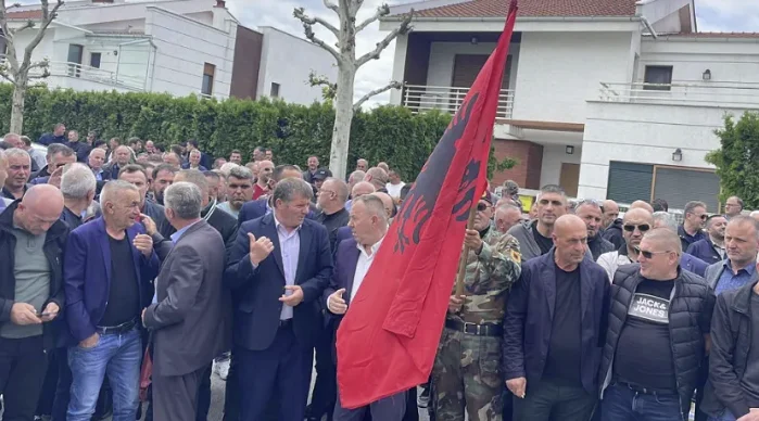 “U n D K, KLA...” Die Tierärzte versammeln sich vor dem Hotel, in dem Trendafilova Konferenz erwartet wird