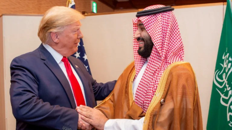 Trump llega a Arabia Saudita, esperado por el príncipe de la corona