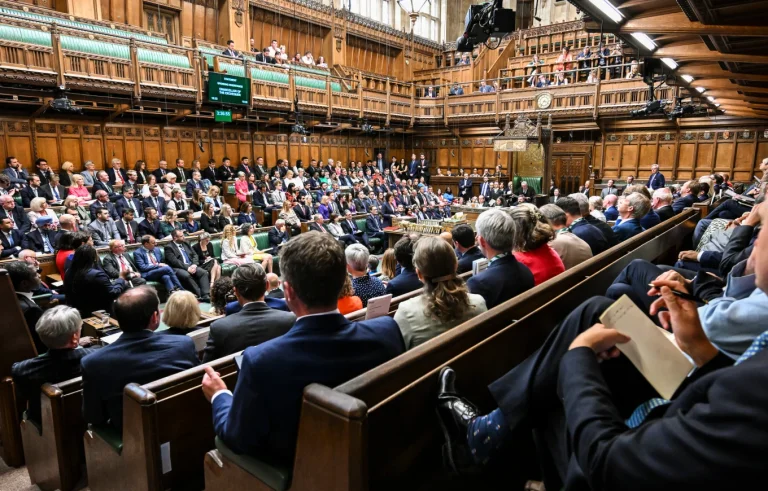 British MPs fordern Sanktionen auf Vuciki nach seinem Besuch in Moskau