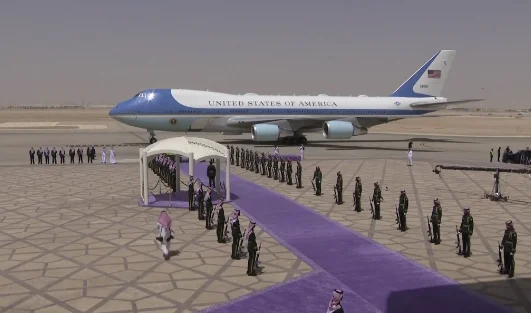 Historischer Besuch: Trump tritt arabischen Boden auf