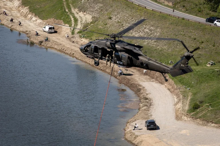 La KFOR forme des soldats américains à des interventions aériennes contre les incendies