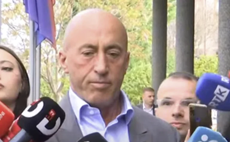 Réunion du Président: Will Kurti s'assoit à une table avec les réponses de Haradinaj