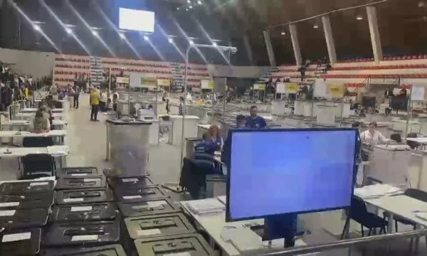 Elezioni in Albania / Oltre 10.000 buste dalla diaspora, i socialisti ottengono il 55,8% del voto
