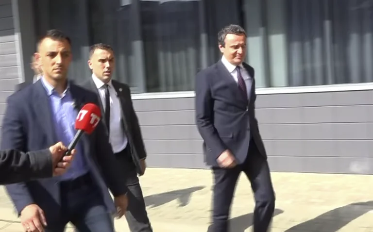 Kurt no funciona cuando pregunta si va a la reunión con el Presidente Osmani.