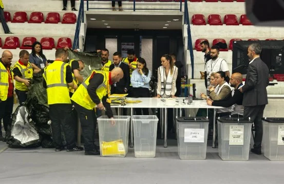 Plus de 50% des voix, le SP mène avec 52,8%, DP 33,9%
