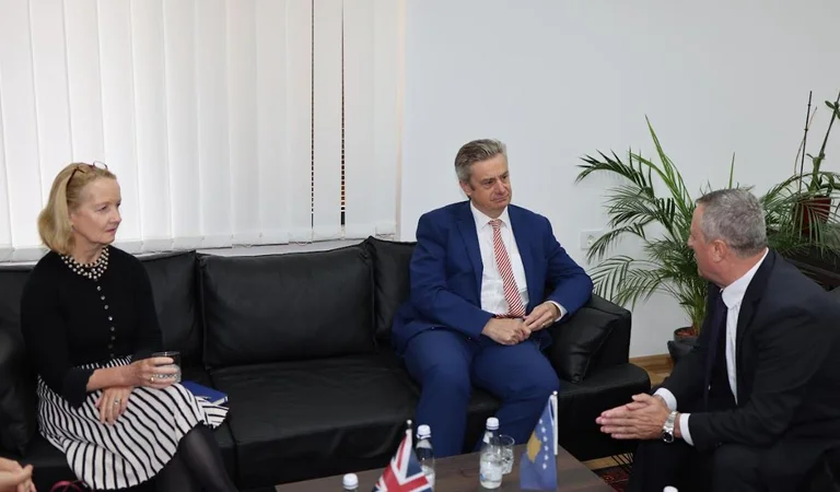 Isufaj du Procureur spécial rencontre l'Ambassadeur Hargreaves, pour parler de la mise en place de capacités d'enquête