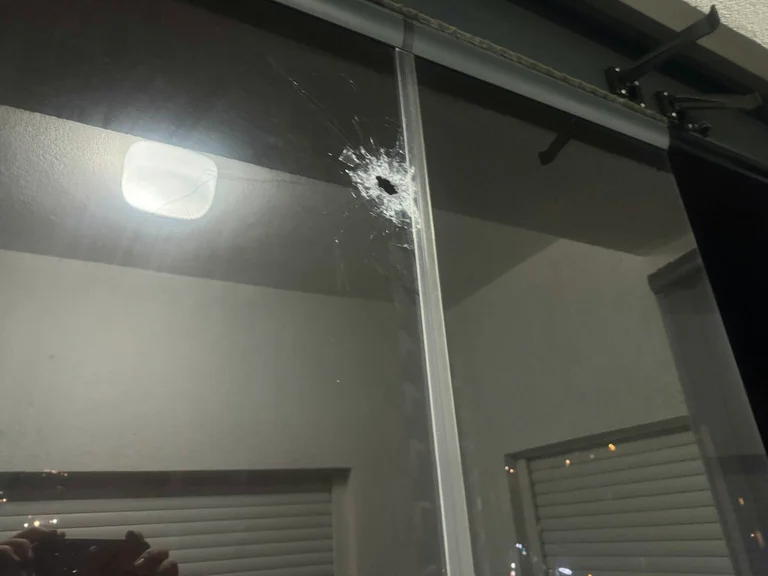 Scary-Plumbs penetró en el apartamento anoche en