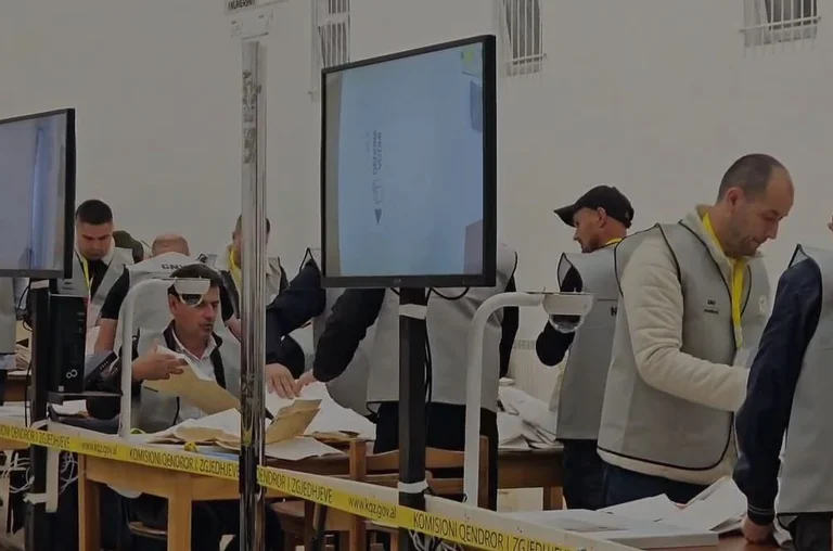 Countdown in Debar, Ursache, Ermüdung der Kommissioner