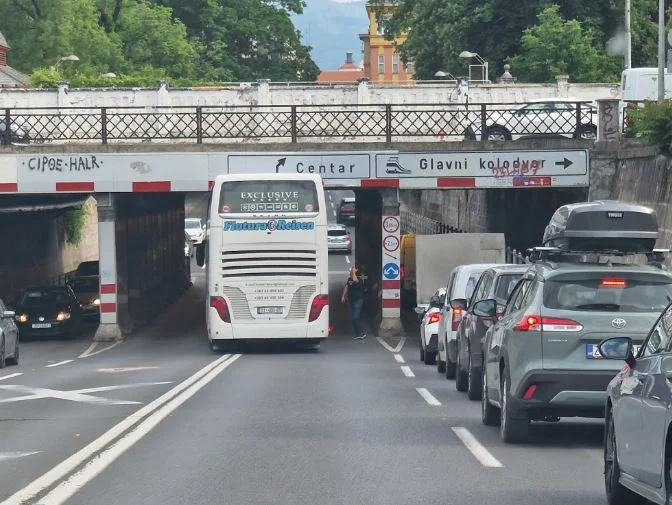 Dies geschieht auch: Kosovo Doppelbus in Zagreb unterpass