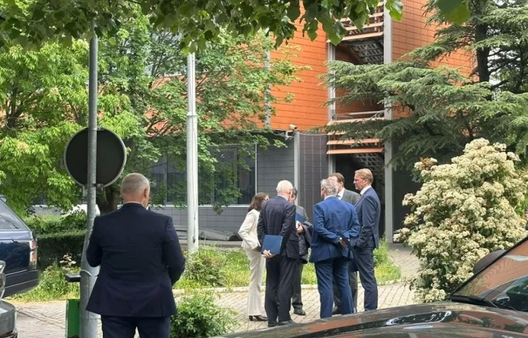 Sie gingen zu Kurts Büro, aber die QUINT-Botschafter staaten nicht für Medien.