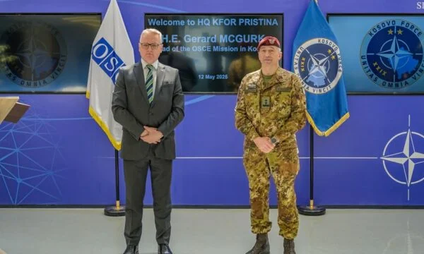 KFOR Le commandant accueille le chef de l'OSCE au Kosovo, a discuté de la sécurité, du dialogue