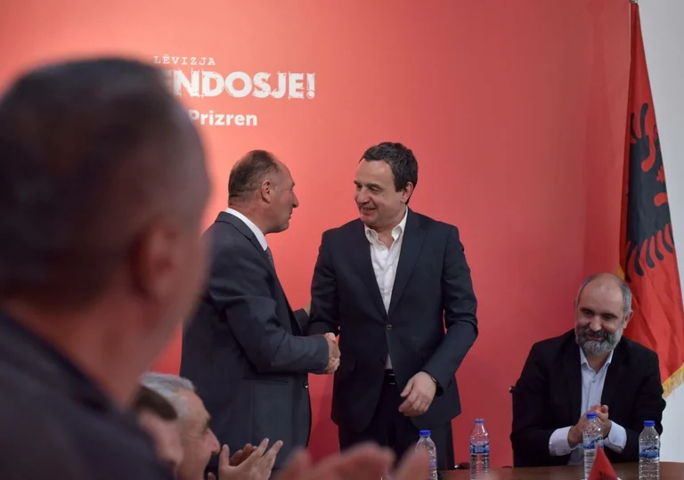 Dans le pays est bloqué, Kurti lance maintenant la campagne pour les élections locales.