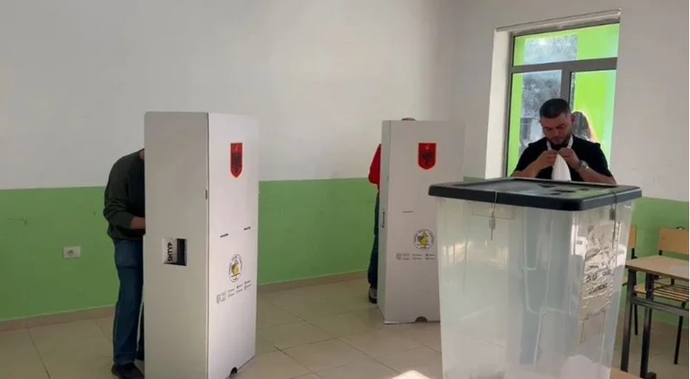 Clôture des votes en Albanie