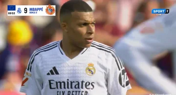 Mbprape's Third Goal Draws in der Nähe von Barca