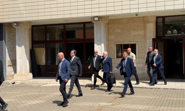 Kurt scappa, si chiude davanti ai giornalisti per la crisi dell'Assemblea