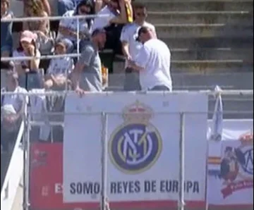 Real Fans zeigen eine interessante Flagge, sting barca nach der Eliminierung der Champions League