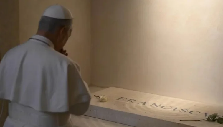 Le pape Léon XIV visite le tombeau du pape François et prie pour lui